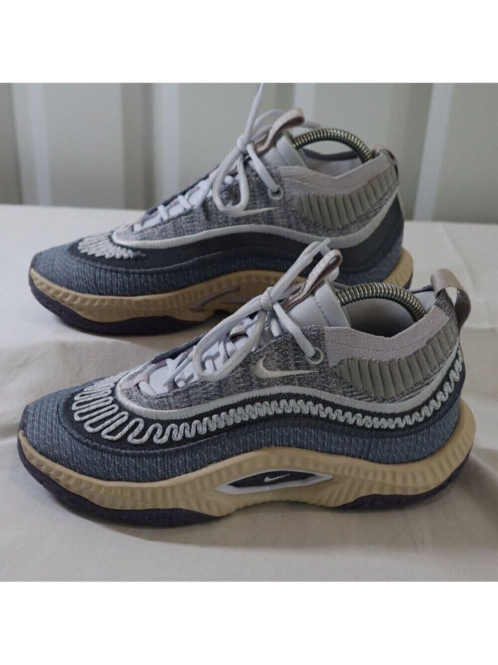 Nike Womens Cosmic Unity 3 Be True To Her School Basketball Shoes Size 8 FV3526 - Picture 2 of 9